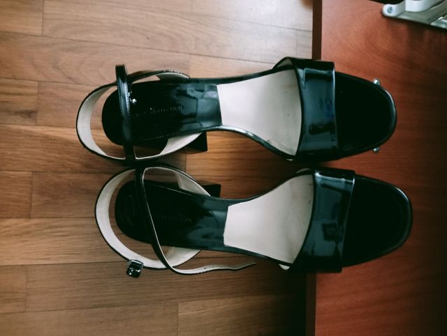 Sandalias en color negro charol de Zara.