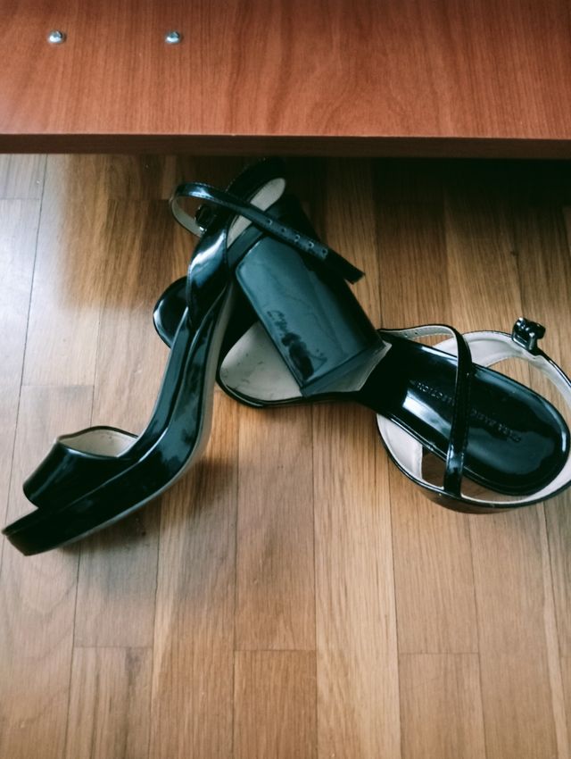 Sandalias en color negro charol de Zara.