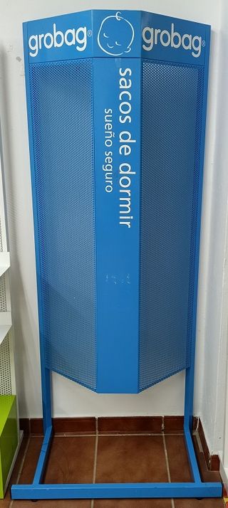 Estanteria-expositor para colgar.