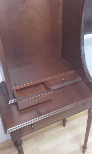 Mueble vitrina sobre mesa auxiliar