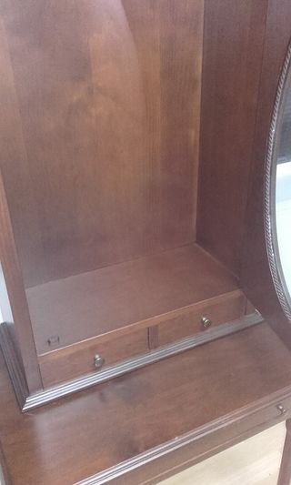 Mueble vitrina sobre mesa auxiliar