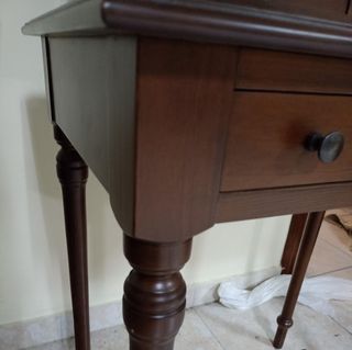 Mueble vitrina sobre mesa auxiliar