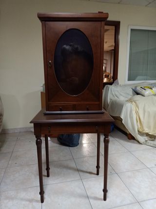 Mueble vitrina sobre mesa auxiliar