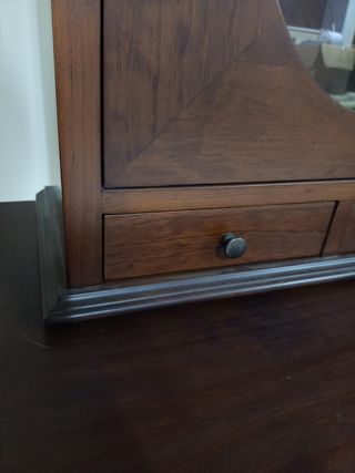 Mueble vitrina sobre mesa auxiliar