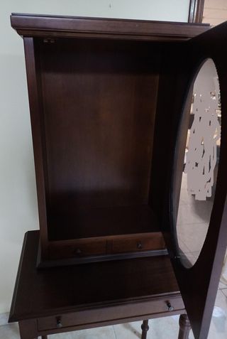 Mueble vitrina sobre mesa auxiliar