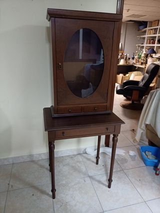 Mueble vitrina sobre mesa auxiliar