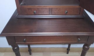 Mueble vitrina sobre mesa auxiliar