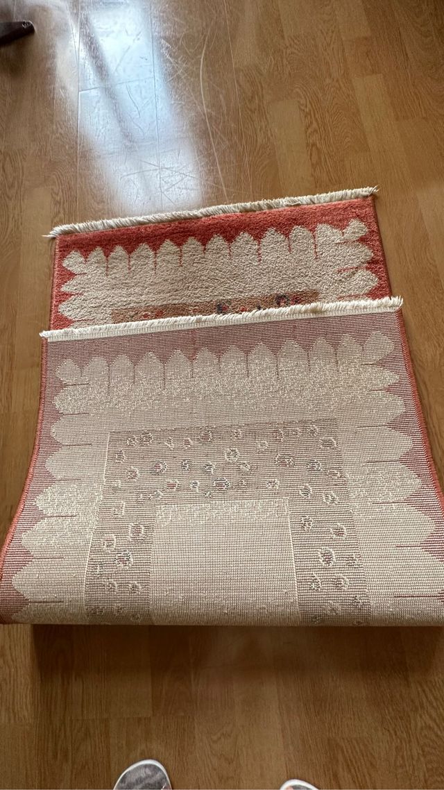 Dos Alfombras de fibras sintéticas