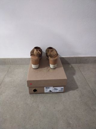 Sandalias piel marrón"ALPE"núm 39. USADAS 2veces.