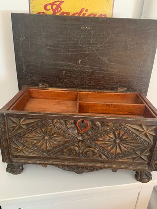 Cofre antiguo de mesa tallado