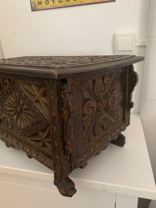 Cofre antiguo de mesa tallado