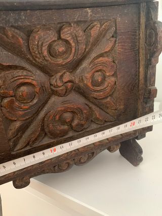 Cofre antiguo de mesa tallado