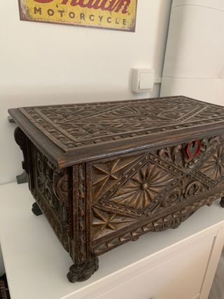 Cofre antiguo de mesa tallado