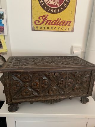 Cofre antiguo de mesa tallado