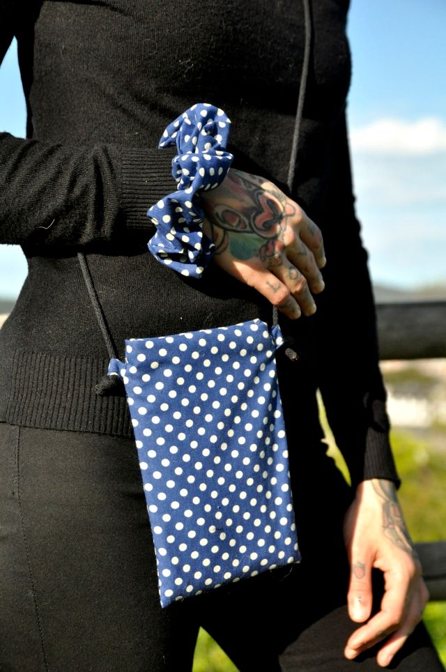 Bolsito porta-móvil lunares azul.