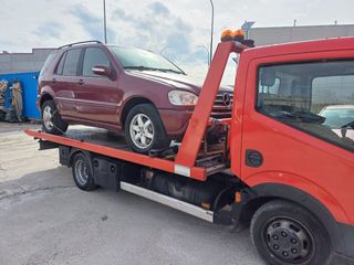 grúa portacoche plataforma remolque asistencia