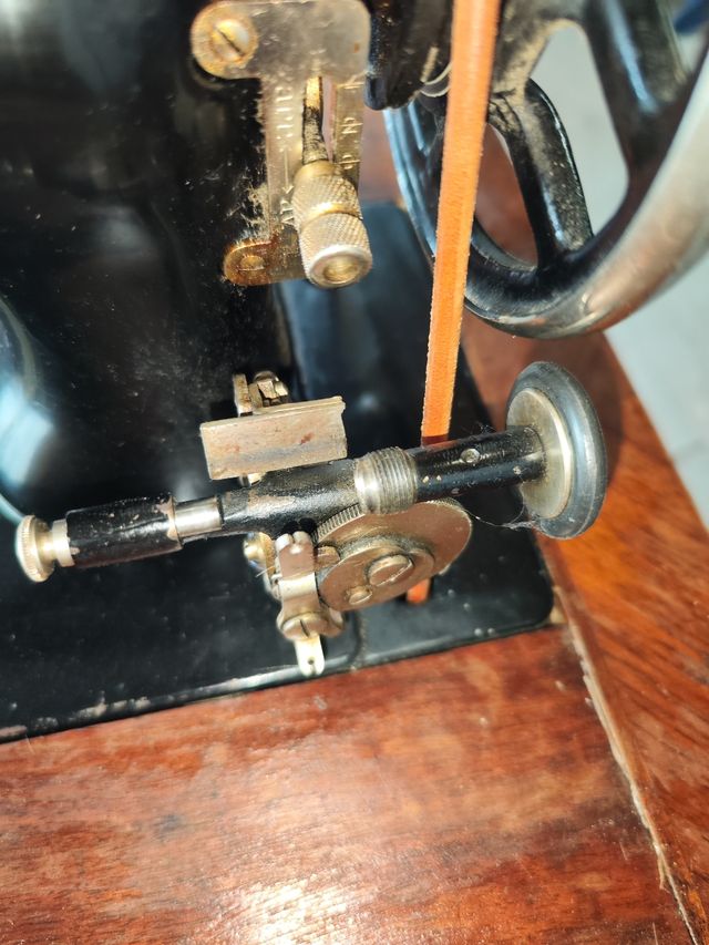 Maquina de coser OMNIA FUNCIONANDO BIEN