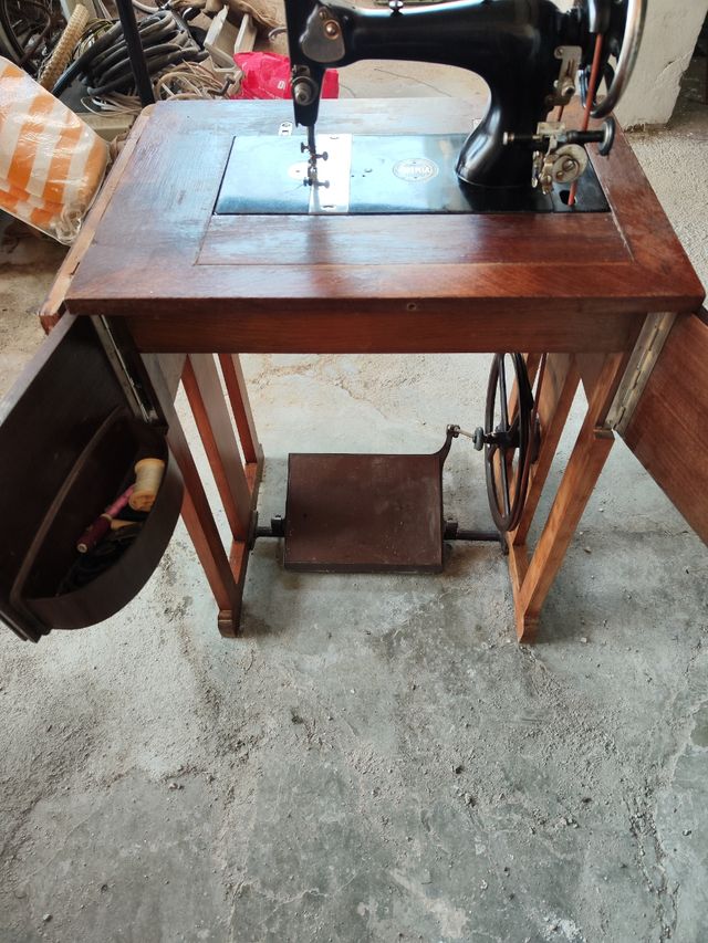 Maquina de coser OMNIA FUNCIONANDO BIEN