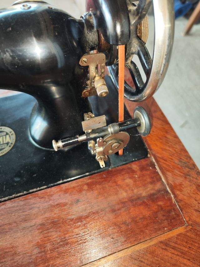 Maquina de coser OMNIA FUNCIONANDO BIEN