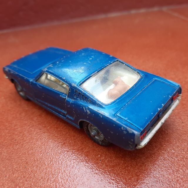 Ford Mustang Fastback 2+2 Corgi Toys. Escala 1:43