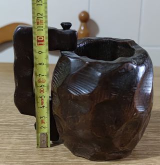 Antigua jarra de madera maciza tallada