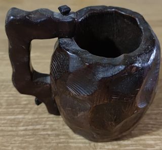 Antigua jarra de madera maciza tallada