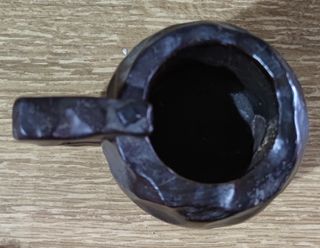 Antigua jarra de madera maciza tallada