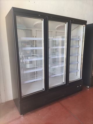 VITRINA EXPOSITORA REFRIGERADA 3 PUERTAS