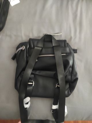 mochila negra. nueva. parfois