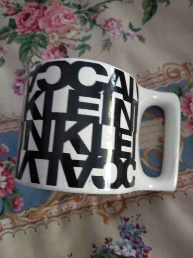 taza exclusiva de Calvin Klein