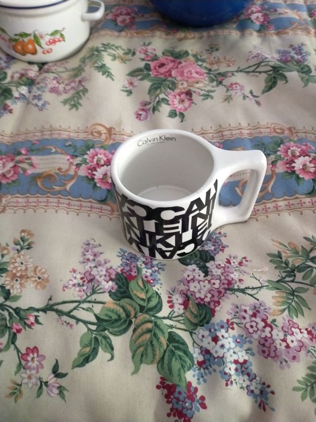 taza exclusiva de Calvin Klein