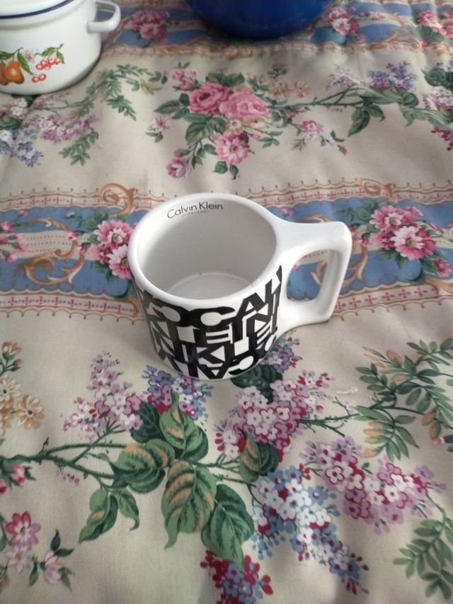 taza exclusiva de Calvin Klein