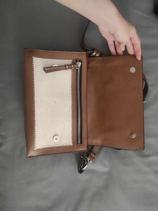 bolso bandolera beige y marrón. parfois
