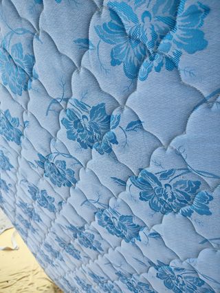 Se vende colchón de matrimonio y se regala su fund