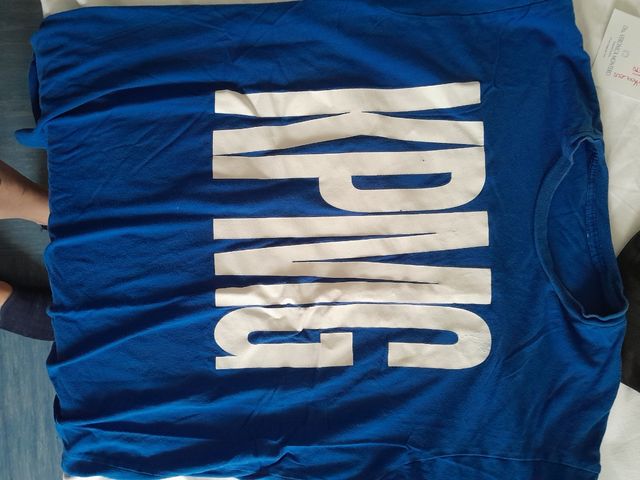 camiseta azul