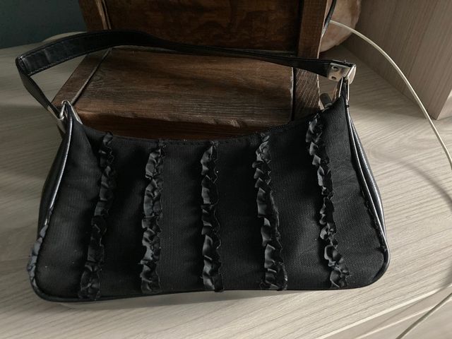 Borsetta nera a spalla con cerniera