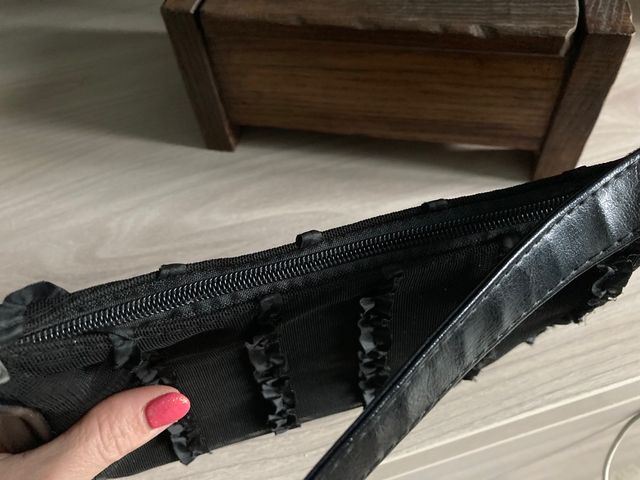 Borsetta nera a spalla con cerniera