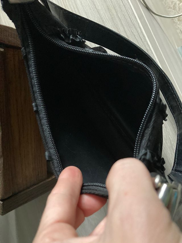 Borsetta nera a spalla con cerniera