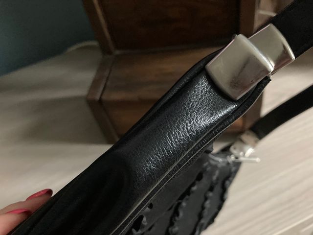 Borsetta nera a spalla con cerniera