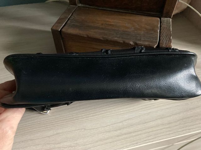 Borsetta nera a spalla con cerniera