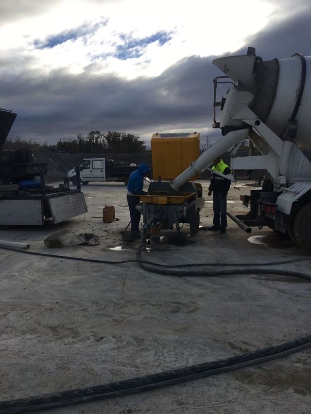 Equipo gunitado , maquinaria y operarios, piscinas