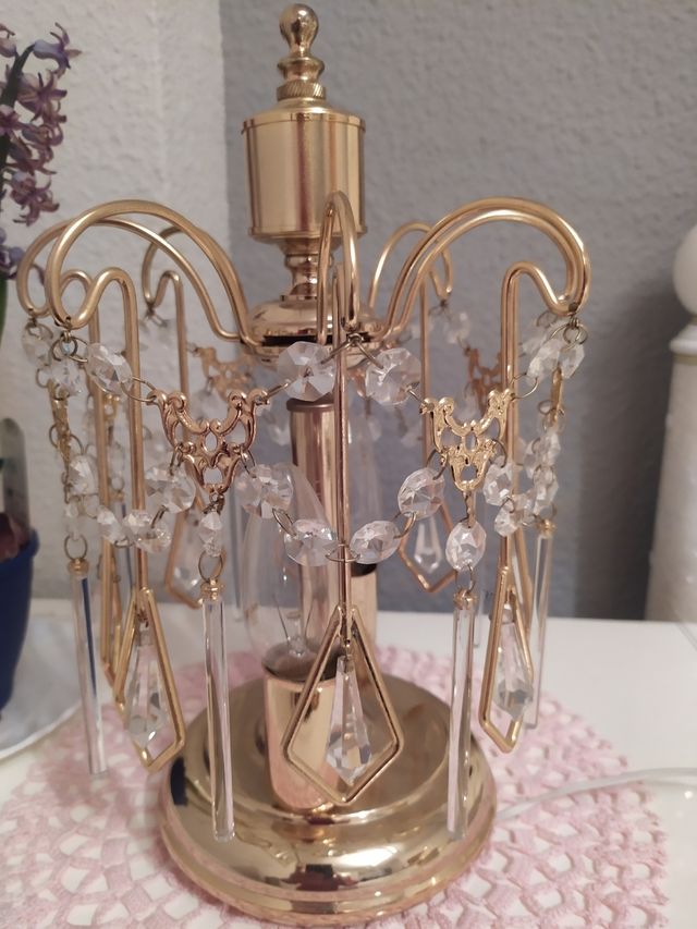 Dos lamparillas de noche 10 euros cada una.