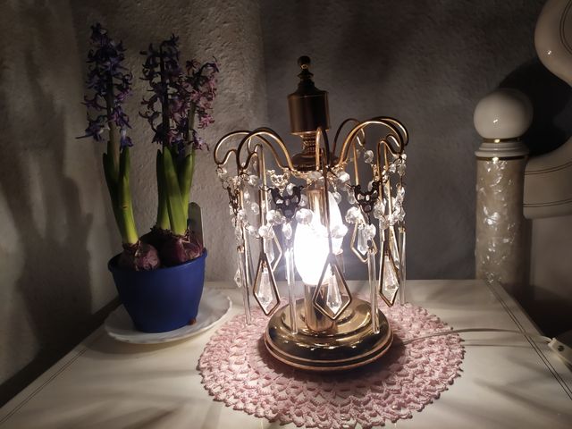 Dos lamparillas de noche 10 euros cada una.