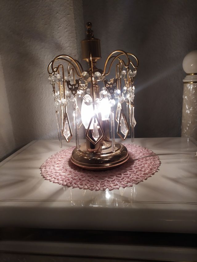 Dos lamparillas de noche 10 euros cada una.