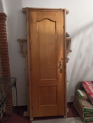 Puerta de paso de madera