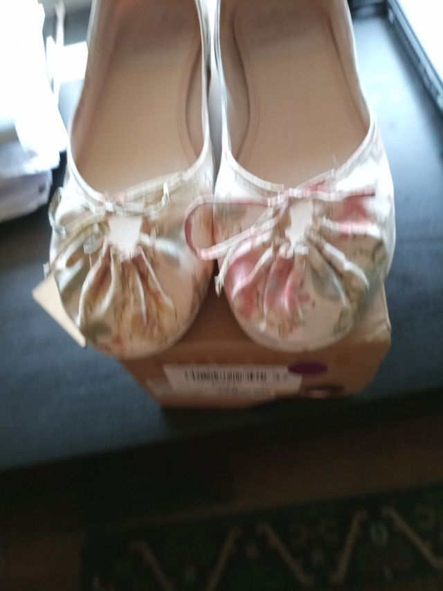 Bailarinas de tela de raso con flores.