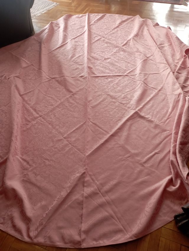 Mantel para mesa o para una mesa-camilla.