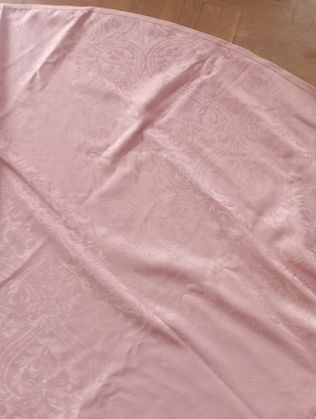 Mantel para mesa o para una mesa-camilla.