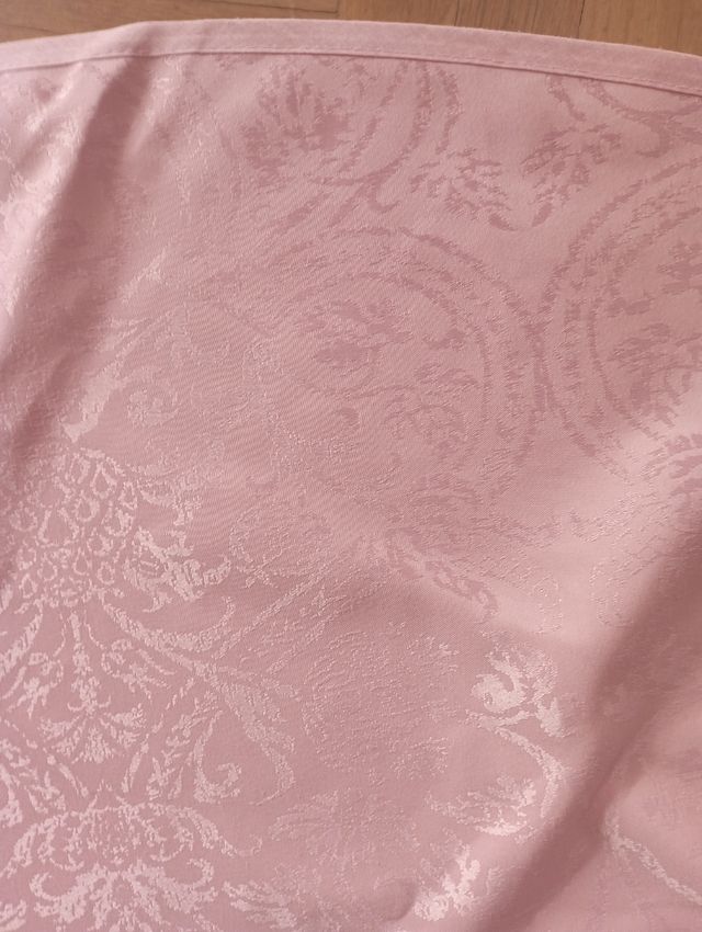 Mantel para mesa o para una mesa-camilla.