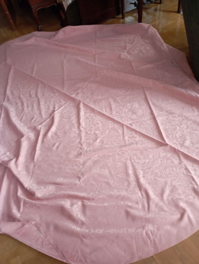 Mantel para mesa o para una mesa-camilla.